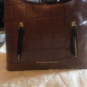 Beautiful Dooney and Bourke large bag crocodile pattern red lining